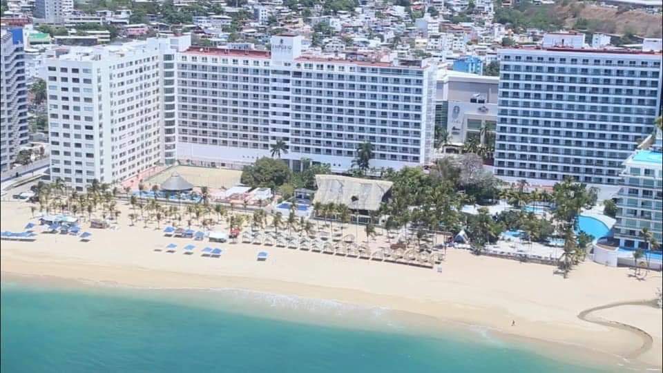 Así lucen las playas de Acapulco; recuperan su color turquesa