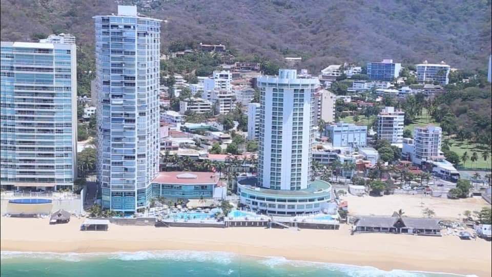 Así lucen las playas de Acapulco; recuperan su color turquesa