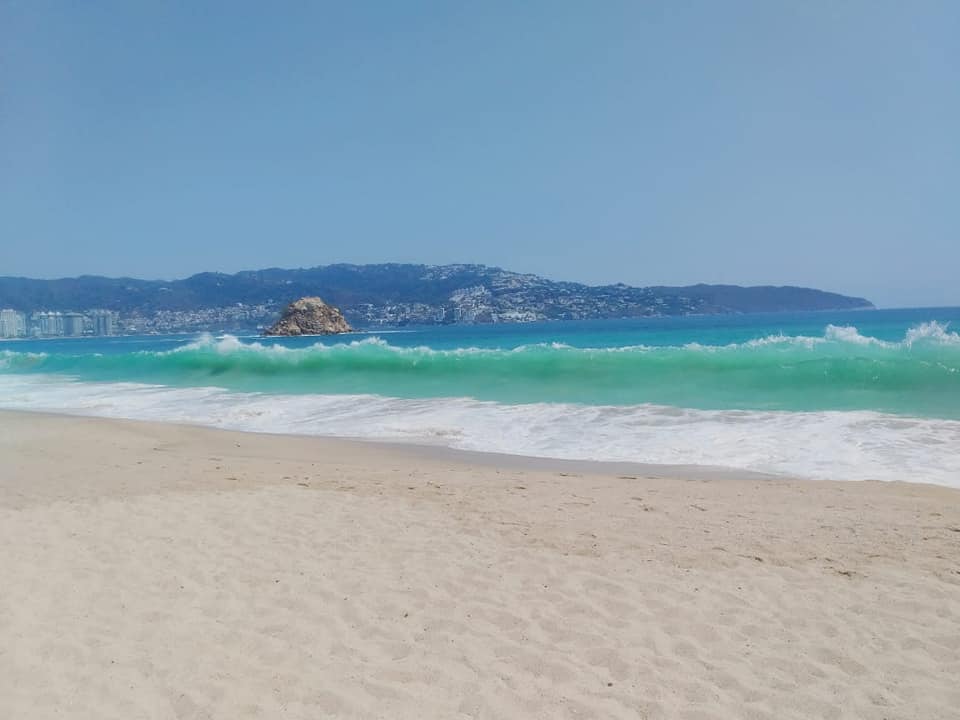 Así lucen las playas de Acapulco; recuperan su color turquesa