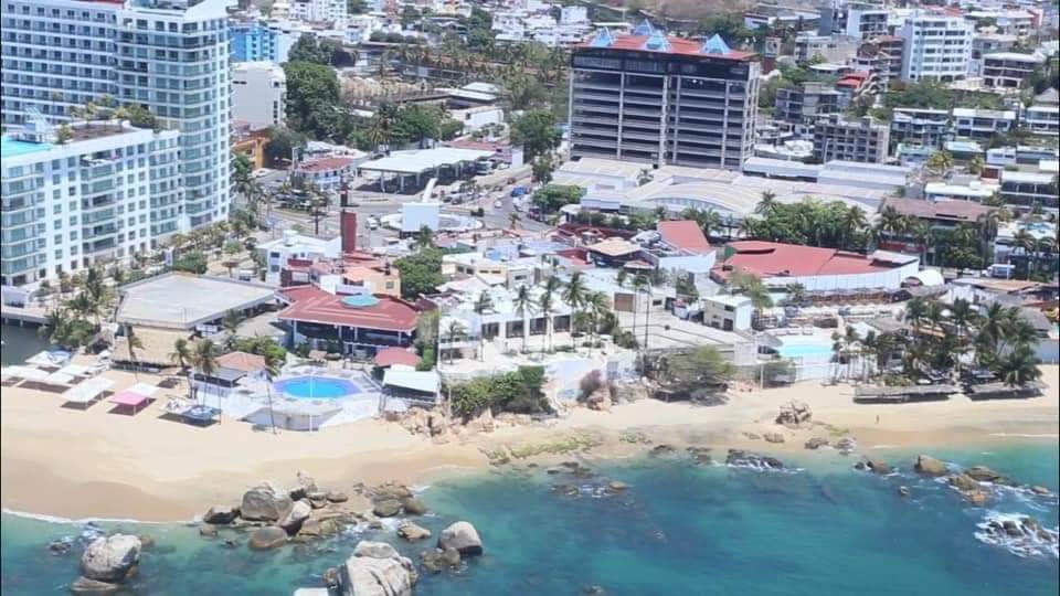 Así lucen las playas de Acapulco; recuperan su color turquesa