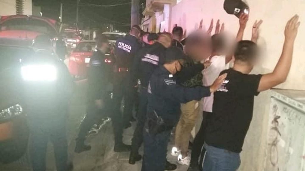 Por "fiesteros" en cuarentena, obligan a jóvenes a barrer y pintar calles