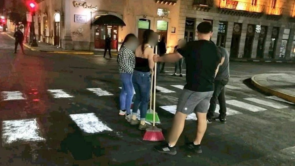 Por "fiesteros" en cuarentena, obligan a jóvenes a barrer y pintar calles