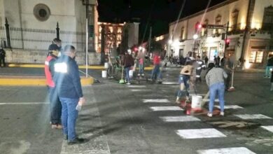 Por "fiesteros" en cuarentena, obligan a jóvenes a barrer y pintar calles