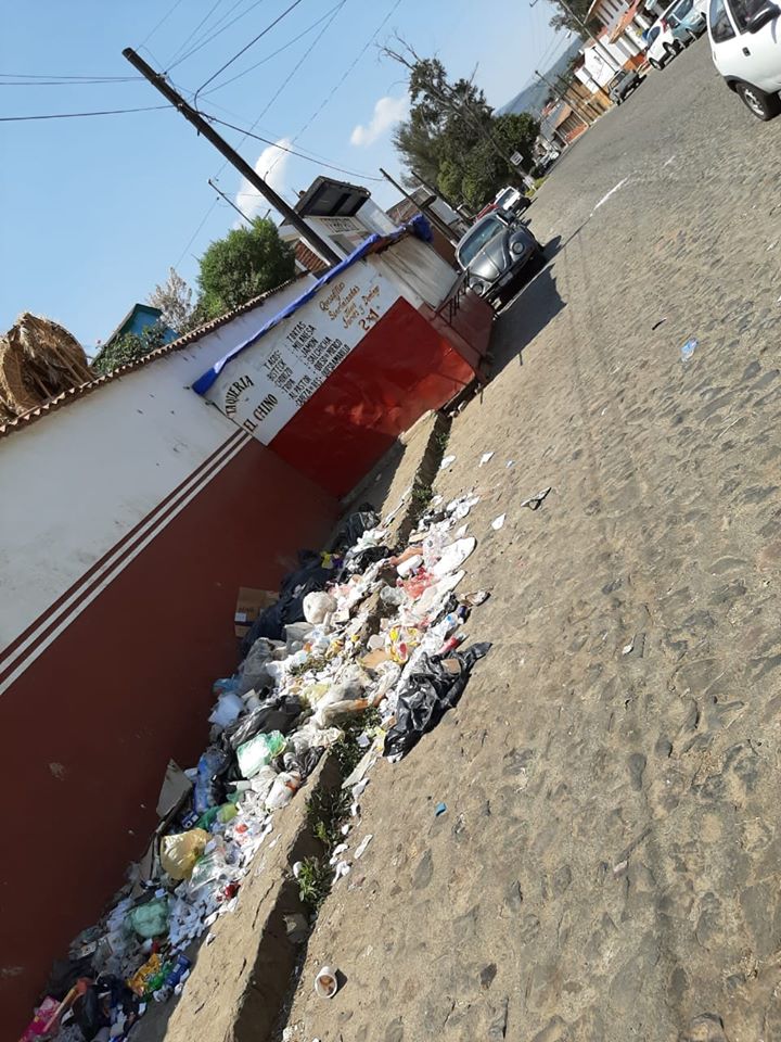 Reportan montones de basura en calles de Pátzcuaro