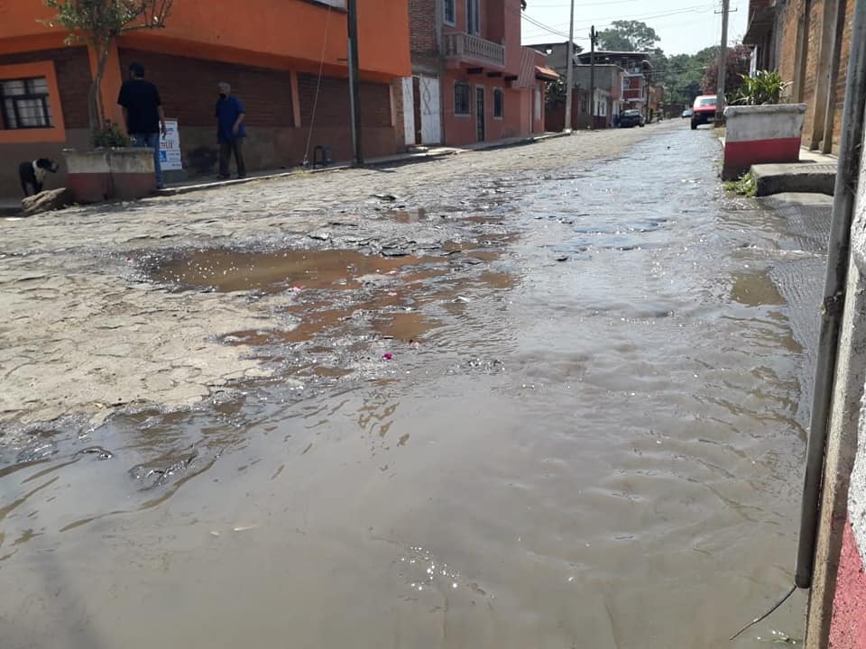 Aguas negras corren por las calles de la colonia Revolución, en Pátzcuaro