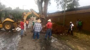 FOTOS: Basura y restos de una vaca en el drenaje de Pátzcuaro ocasionaron colapso