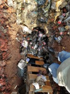 FOTOS: Basura y restos de una vaca en el drenaje de Pátzcuaro ocasionó colapso
