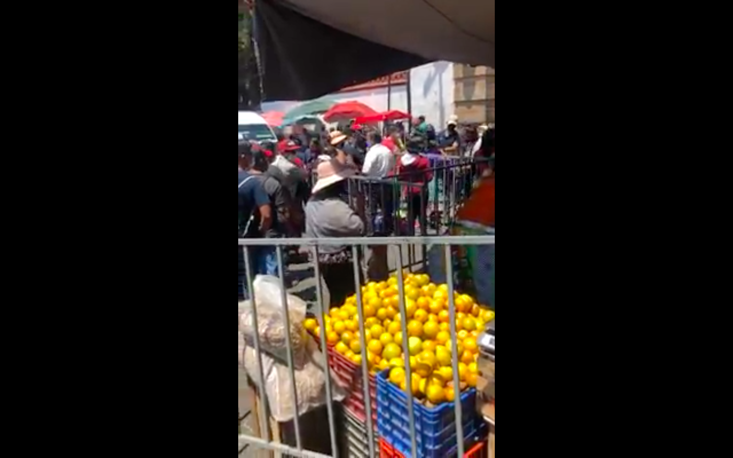 Caos y grandes filas para entrar al Mercado de Pátzcuaro