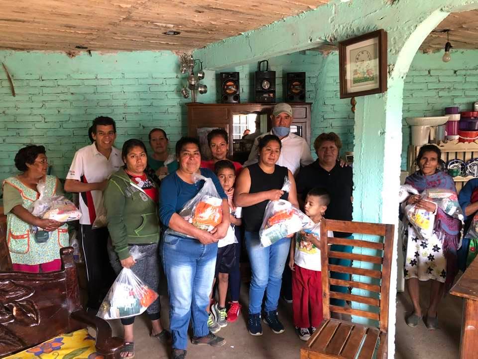 Ex candidato del PRI, Jorge Antonio Gonzalez Escalera, ayuda con despensas a familias de Pátzcuaro
