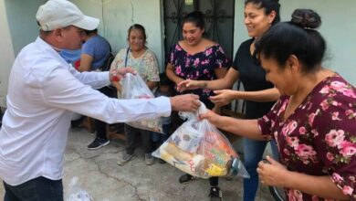 Ex candidato del PRI, Jorge Antonio Gonzalez Escalera, ayuda con despensas a familias de Pátzcuaro