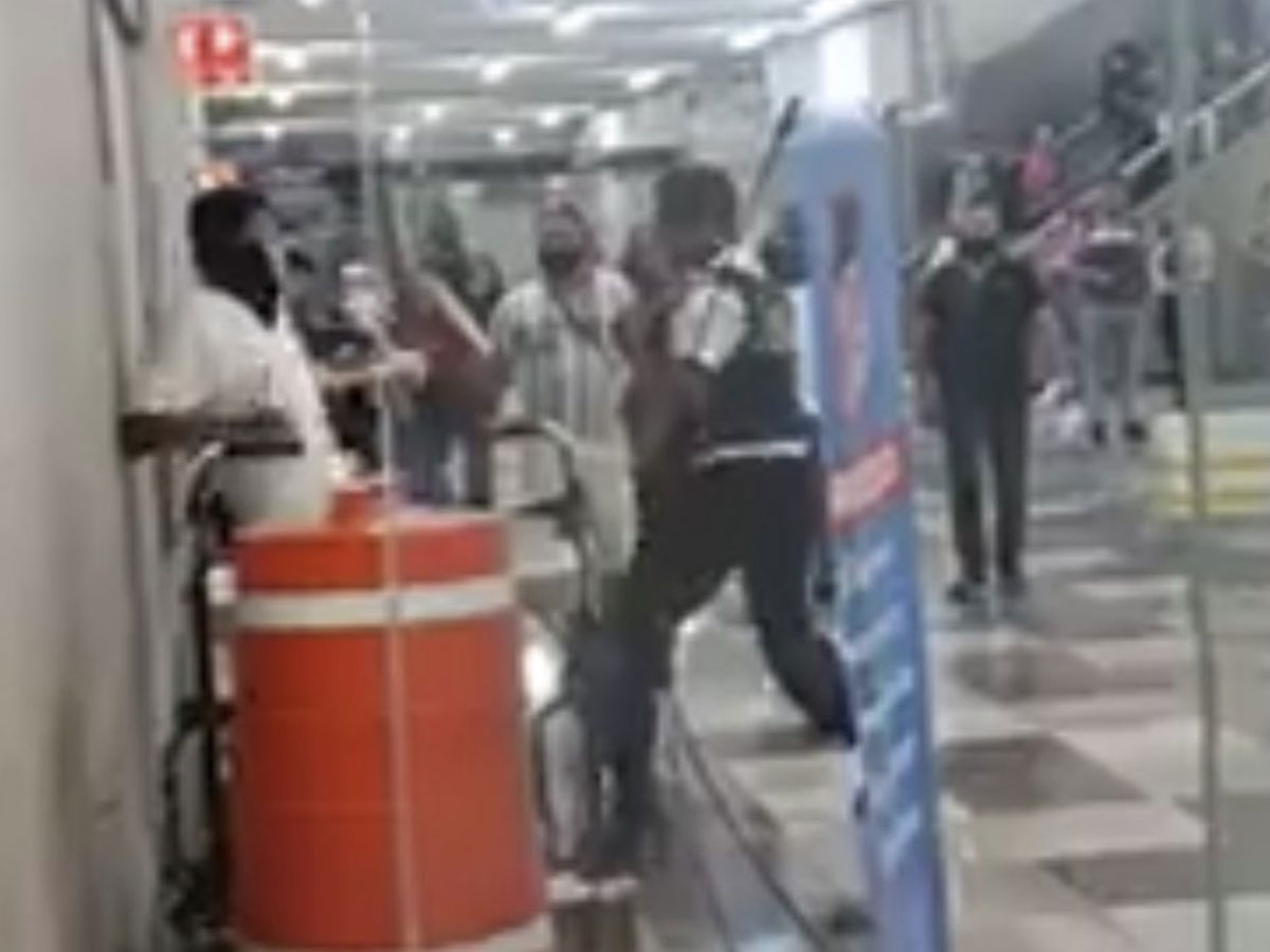 Guardia y pasajero se agarran a golpes por cubrebocas en Jalisco