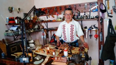 Artesano en Paracho realiza hermosas guitarras en miniatura