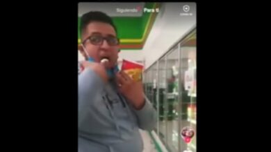 Hombre prueba un helado y lo regresa en supermercado