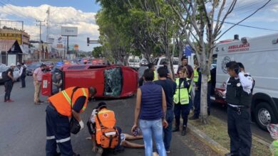 Morelia: Conductor vuelca y atropella a mujer en la salida a Pátzcuaro