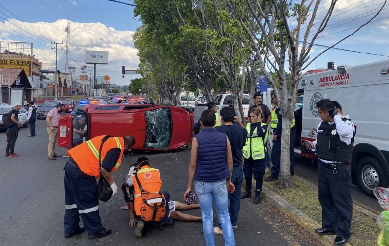 Morelia: Conductor vuelca y atropella a mujer en la salida a Pátzcuaro