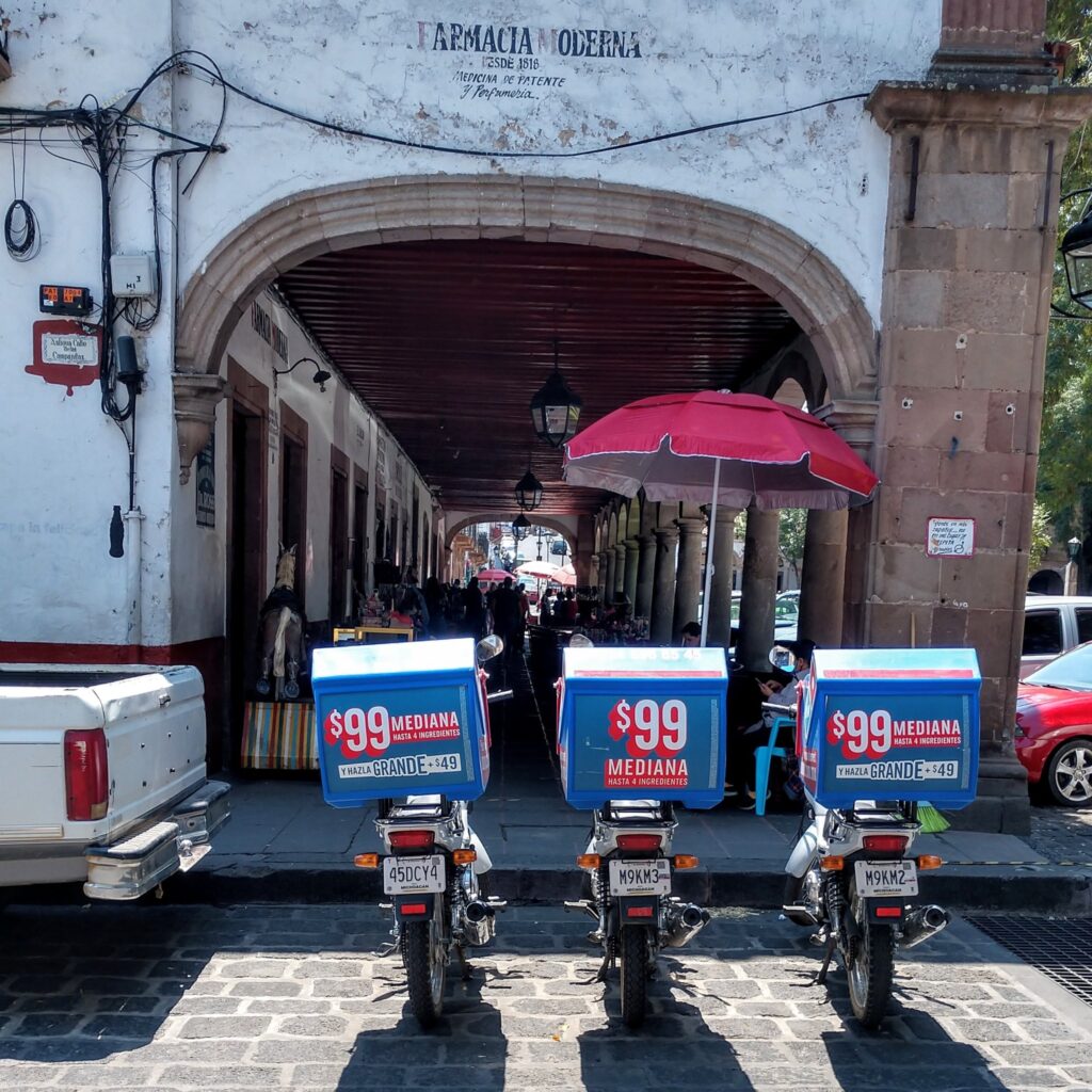 Motocicletas de Dominos en Pátzcuaro obstruyen el paso peatonal