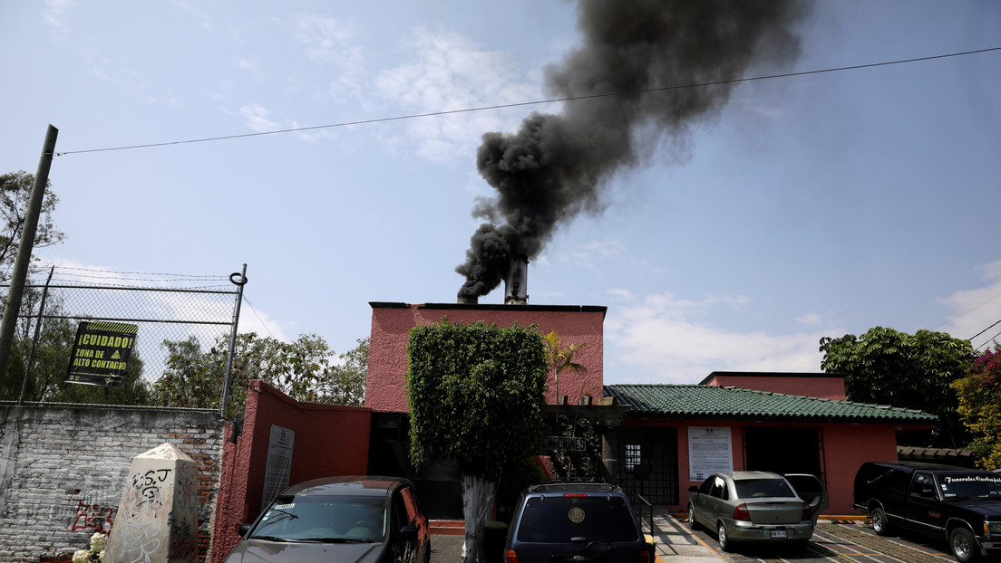 VIDEO: Chimeneas de crematorios arrojan espeso humo negro sin parar