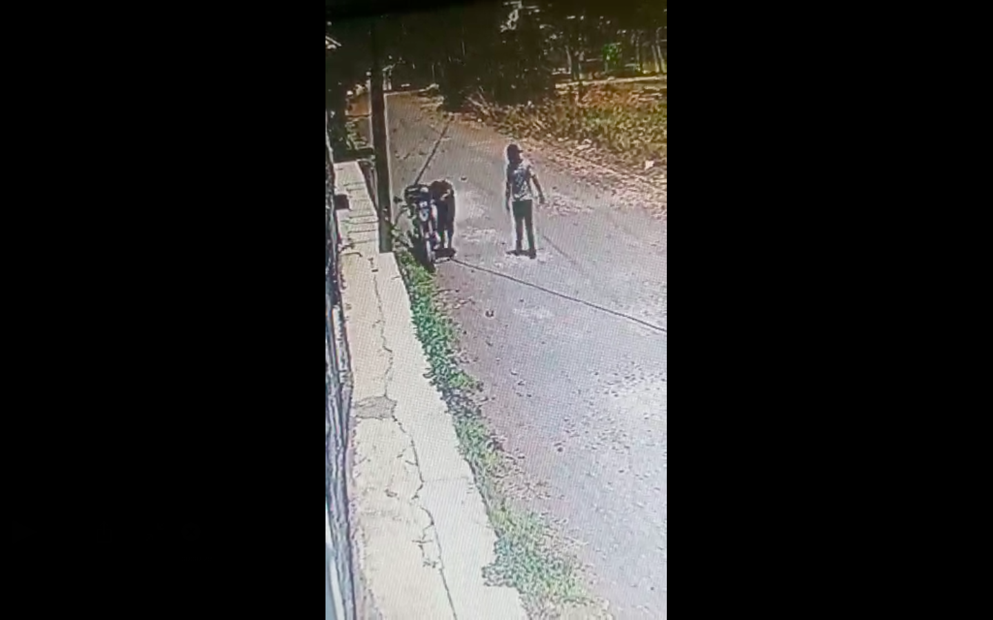 VIDEO: Dos jóvenes se roban una motocicleta en Pátzcuaro y son grabados