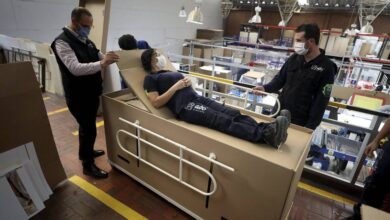 VIDEO: Empresa diseña una cama hospitalaria de cartón que se transforma en un ataúd