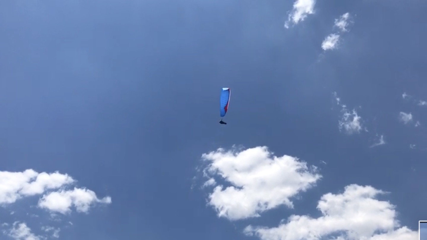VIDEO: Captan parapente descender desde el Estribo Grande de Pátzcuaro