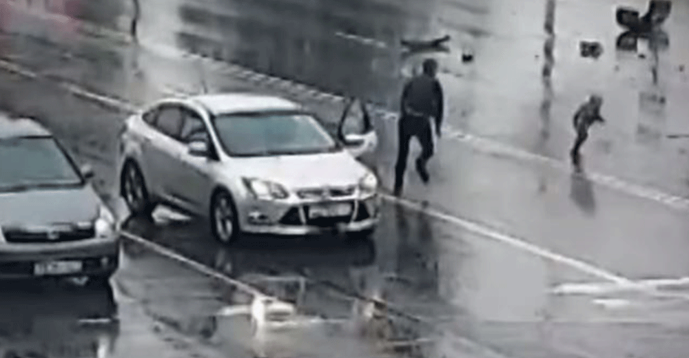 VIDEO: Conductor desconocido salvó la vida a un niño que cayó a la calle desde una camioneta