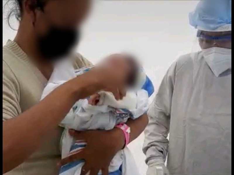 VIDEO: Egresa bebé que había sido internado en Pátzcuaro por COVID-19