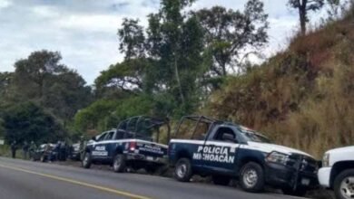 Tiran el cuerpo de un hombre sobre la carretera Pátzcuaro-Uruapan