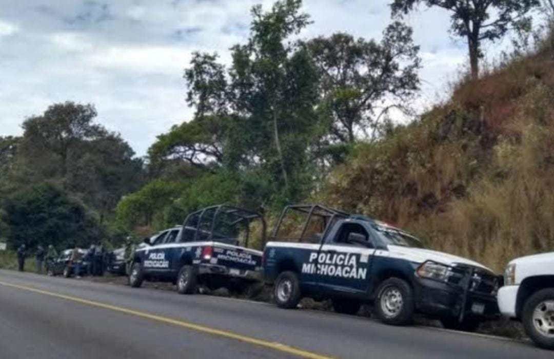Tiran el cuerpo de un hombre sobre la carretera Pátzcuaro-Uruapan