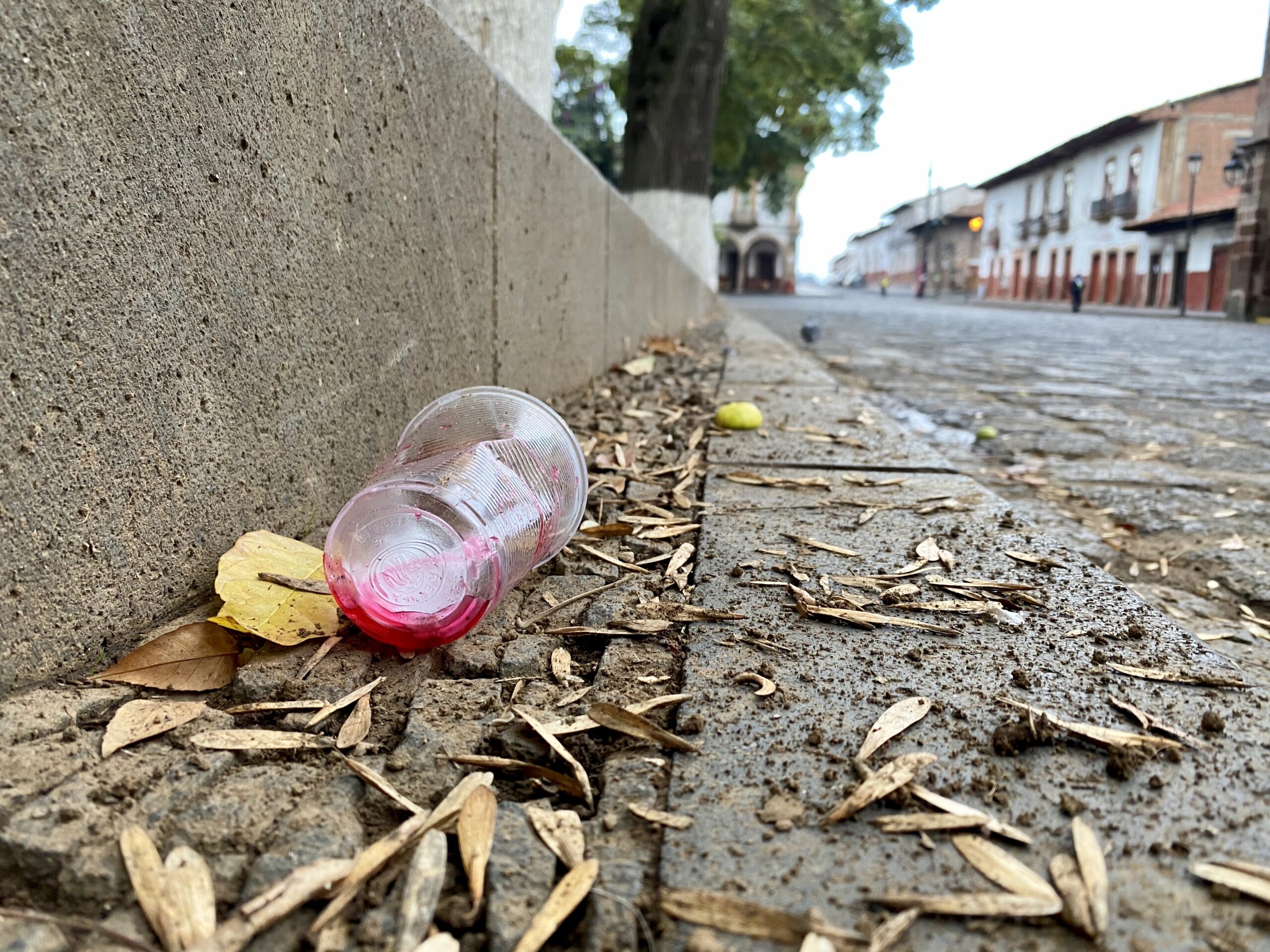 Gente sin educación deja basura en Centro Histórico de Pátzcuaro