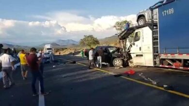 Mueren policías tras chocar contra tráiler en Michoacán