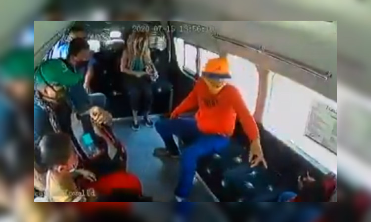 VIDEO: Asaltan a pasajeros de combi; “quiero puros billetes, nada de monedas”