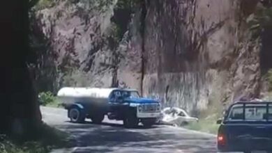 VIDEO Choque de frente entre pipa y taxi en Michoacán