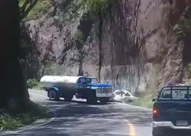 VIDEO Choque de frente entre pipa y taxi en Michoacán