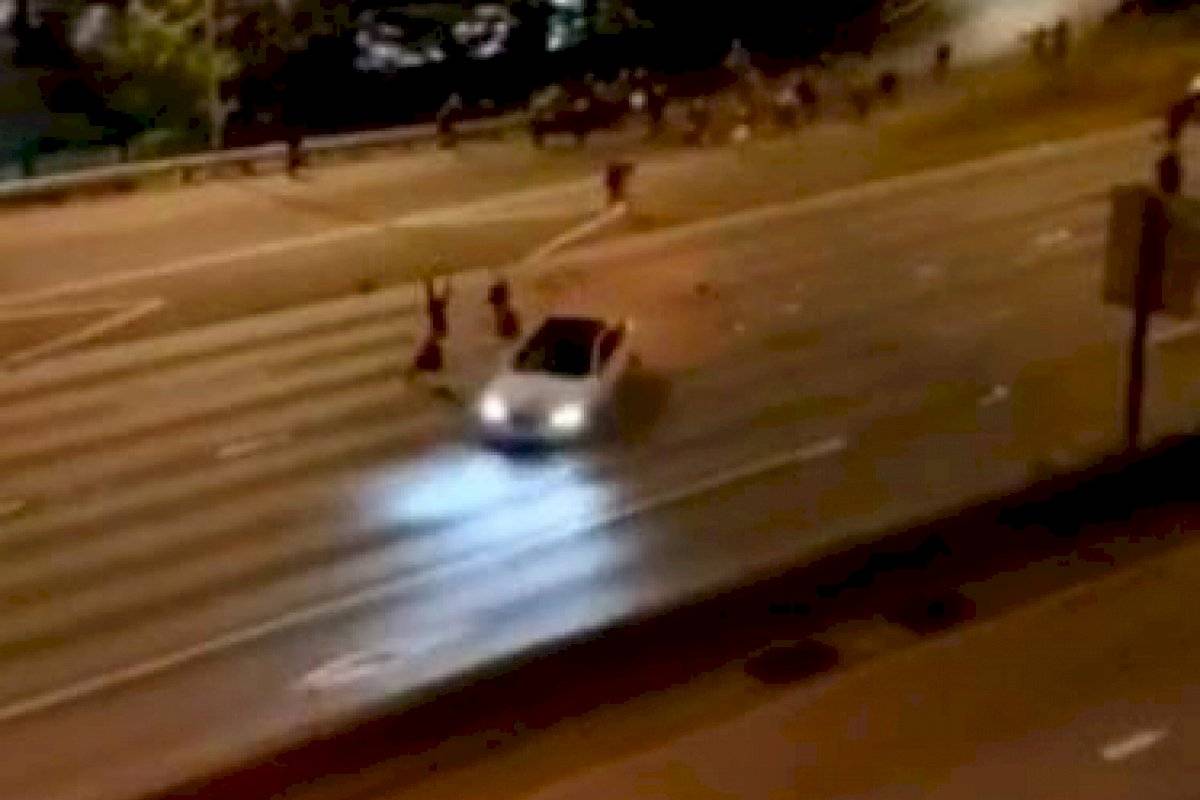 VIDEO: Coche atropella a 2 mujeres a toda velocidad durante una manifestación en una autopista de Seattle