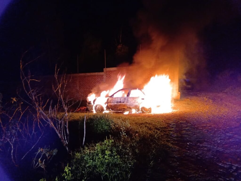Asesinan a 4 y prenden fuego a su vehículo en carretera de Michoacán