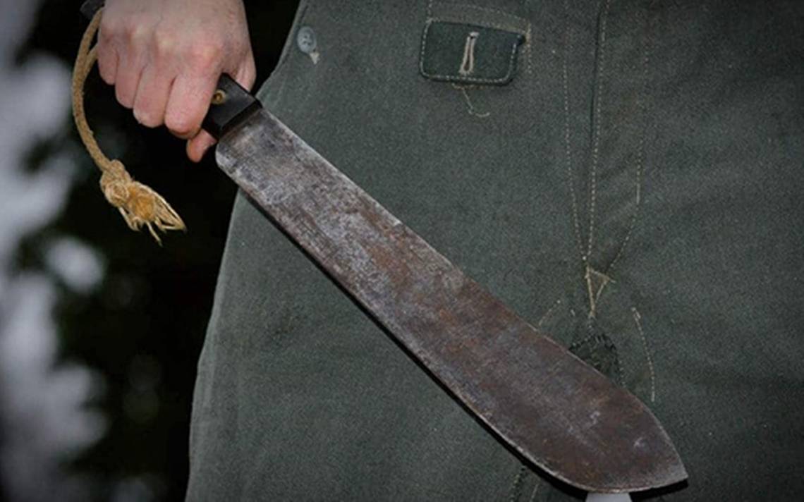 Hombre corta la mano de un sujeto con un machete en Pátzcuaro