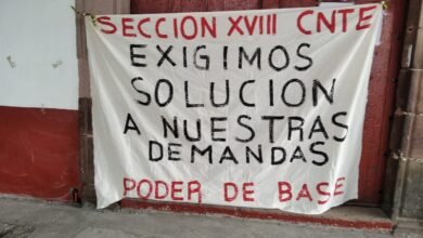 CNTE bloquea entrada a banco de Pátzcuaro