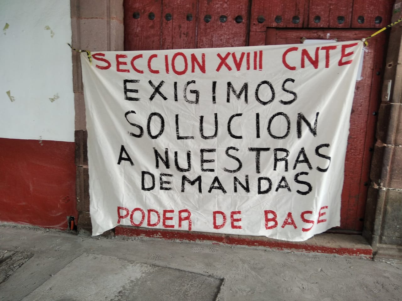 CNTE bloquea entrada a banco de Pátzcuaro