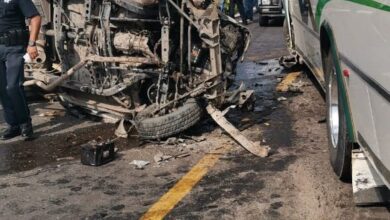 Choque entre autobús de pasajeros y camioneta en Ecuandureo, Michoacán