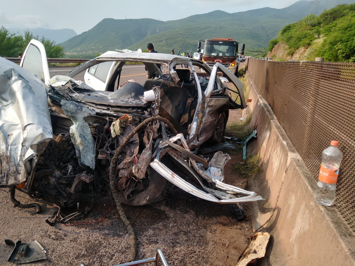 Fuerte accidente provoca cierre parcial de carretera en Michoacán