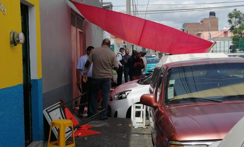 Mujer choca contra puesto de menudo en Michoacán; hubo 6 heridos