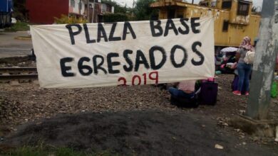 Normalistas bloquean nuevamente vías del tren en Michoacán