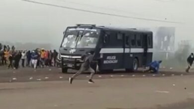 VIDEO: Se enfrentan policías y normalistas en Michoacán