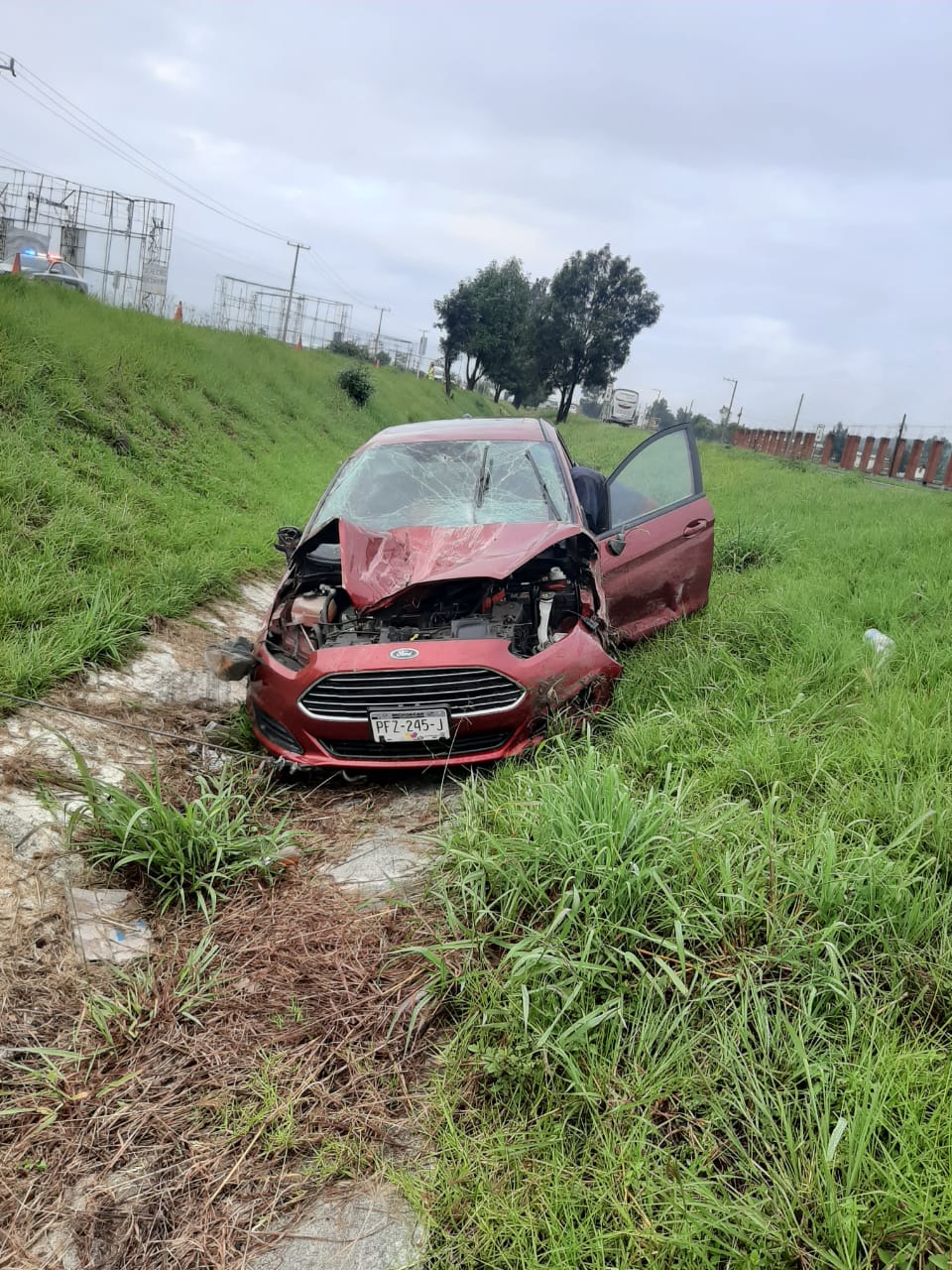 Se le ponchó una llanta y vuelca en la Pátzcuaro-Morelia