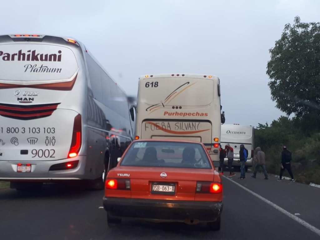 'Secuestran' normalistas autobuses en la Pátzcuaro-Morelia