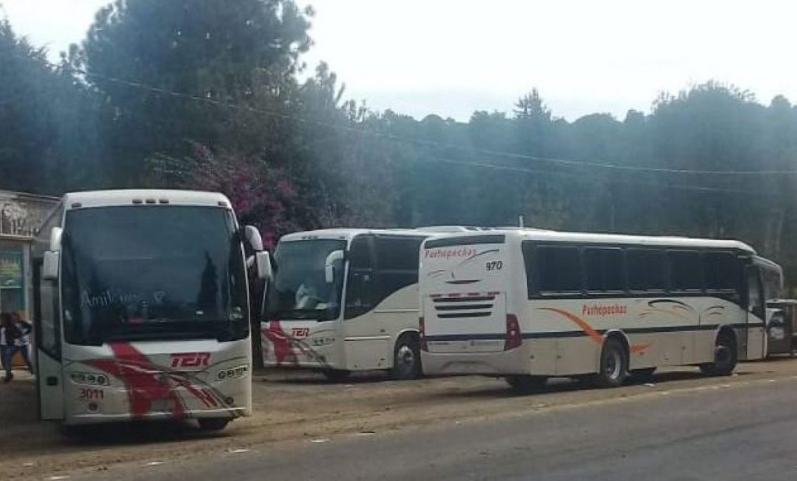 Normalistas retienen autobuses en la carretera Pátzcuaro-Morelia