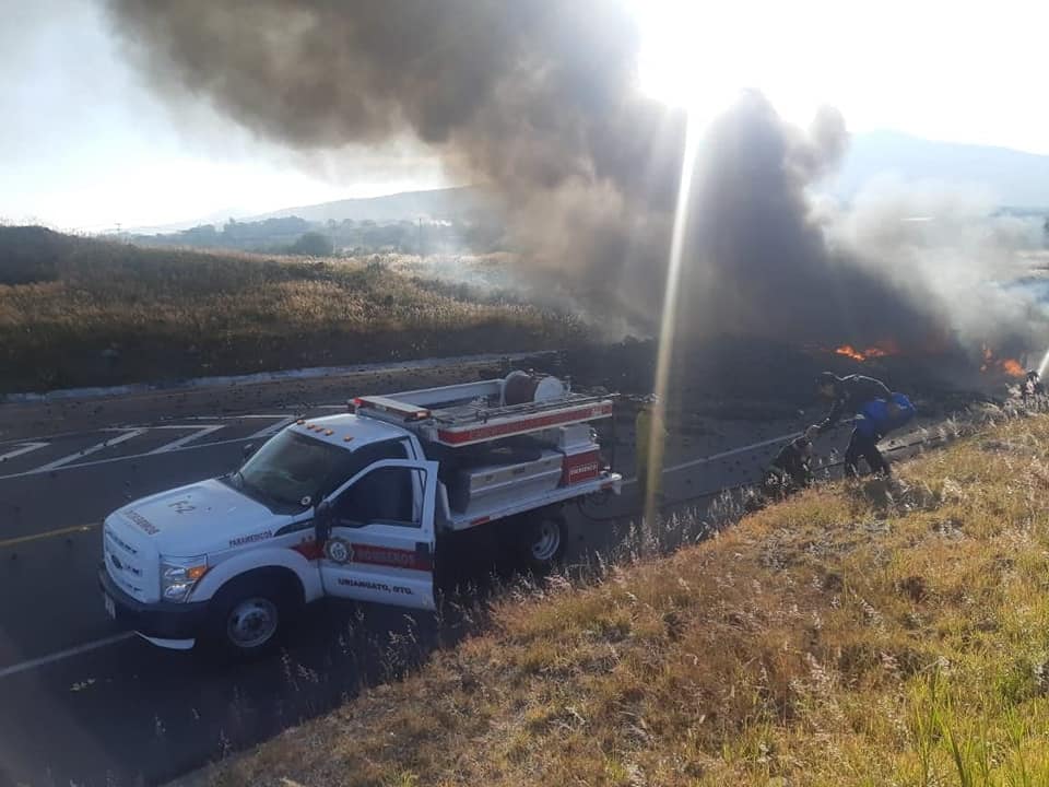 Trágico choque entre tráiler y vehículo sobre la carretera Morelia - Salamanca