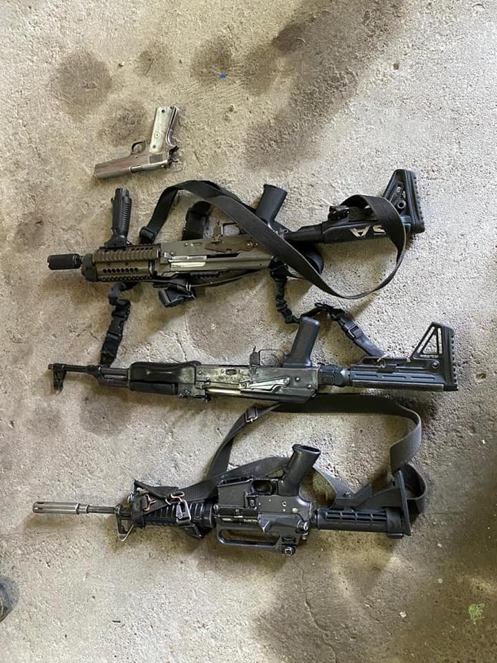 Rifles decomisados en Tanhuato: dos rifles AK-47 y uno AR-15