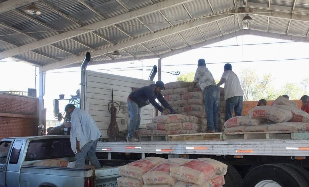 Gobierno de Huiramba entrega material de construcción a habitantes