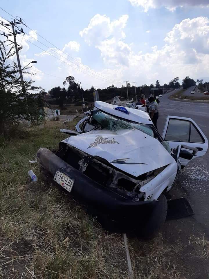 Morelia: Taxi y camioneta chocan en la salida a Pátzcuaro [FOTOS]